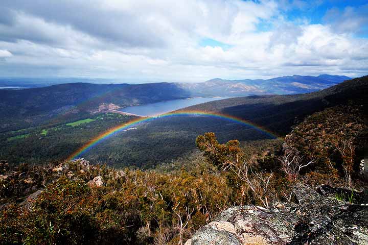 Montanhas dos Grampians - Cidade: Halls Gap, Victoria (Austrália) - A combinação de chuvas montanhosas e paisagens ensolaradas faz com que os arco-íris sejam visíveis com regularidade. As variações de relevo também aumentam a incidência de arco-íris duplos.
