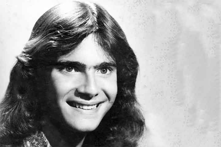 Nascido em 1957, no Rio de Janeiro, Corona iniciou sua carreira artística nos anos 70, após formar-se na Escola de Artes Dramáticas da Universidade Federal do Rio de Janeiro (UFRJ). Com seu porte físico, boa aparência e uma presença de palco marcante, logo se destacou nas produções da TV Globo. 