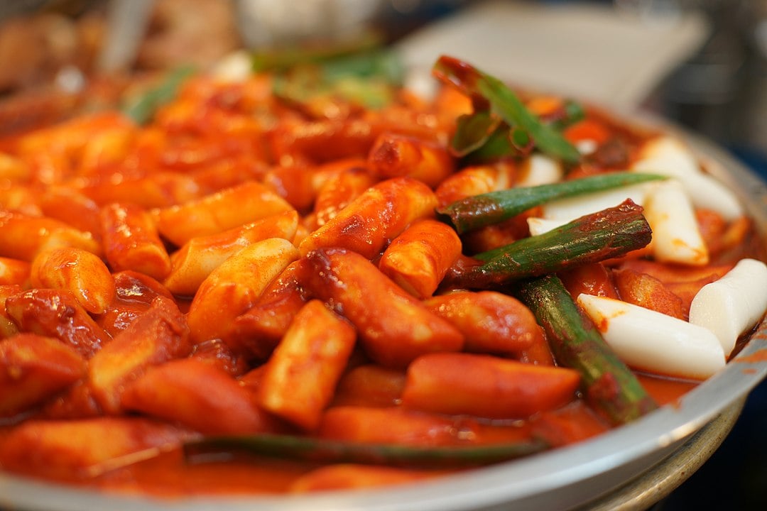 Coreia do Sul - Tteokbokki: Bolinhos de arroz cozidos em um molho apimentado à base de gochujang (pasta de pimenta fermentada).
