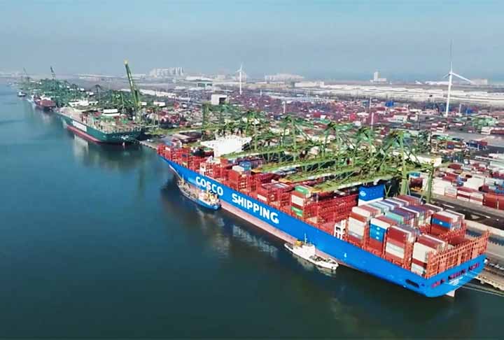 O Porto de Tianjin, localizado no norte da China, é um dos principais portos do país e um ponto importante para o comércio internacional. Situado perto da capital, Pequim, o porto possui terminais especializados para contêineres, grãos e produtos industriais. 