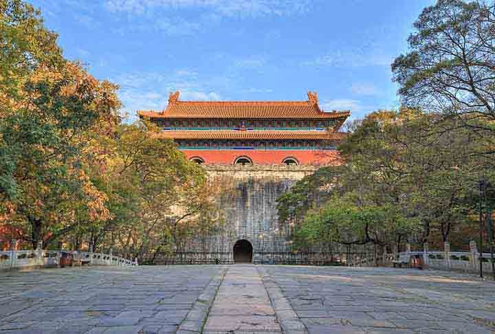 Mausoléu de Sun Yat-sen, Templo de Confúcio, Palácio Presidencial de Nanjing, Muralha da Cidade de Nanjing e Lago Xuanwu são algumas atrações turísticas da cidade.