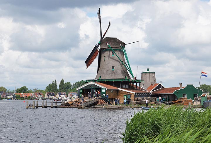 O “Het Jonge Schaap” é um desses seis moinhos da região. Foi construído em 1680 e demolido em 1942. Mas uma réplica foi erguida entre 2005 e 2007 com a função de serrar madeira, em um processo lento, com a força do vento. Reaberto dois anos depois, no decorrer da visitação é possível vê-lo em ação. 