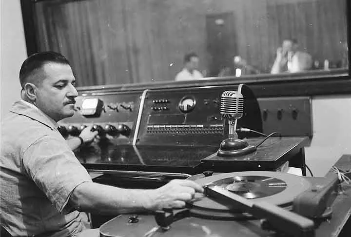 Em uma época anterior à chegada da televisão, a rádio teve grande popularidade. Na Rádio Nacional surgiu o programa jornalístico “O Repórter Esso”, com o famoso slogan “a testemunha ocular da história”. 

