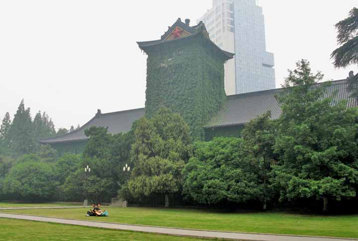 O Massacre de Nanquim é lembrado como um dos piores crimes de guerra cometidos pelo Japão durante o conflito. Os chineses sofreram com assassinatos em massa, estupros, saques e violência generalizada.