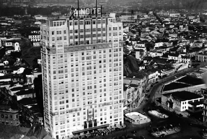 Com 22 andares e 102 metros de altura, o Edifício Joseph Gire, popularmente conhecido como A Noite, foi o mais alto da América Latina até 1934, quando acabou superado pelo edifício Martinelli, em São Paulo.
