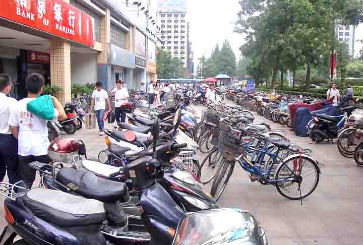 Inicialmente, a polícia disse que a erupção ocorreu durante trabalhos subterrâneos de construção. Uma agência oficial disse depois que o incidente foi causado pela injeção de argamassa para a construção do metrô na cidade.