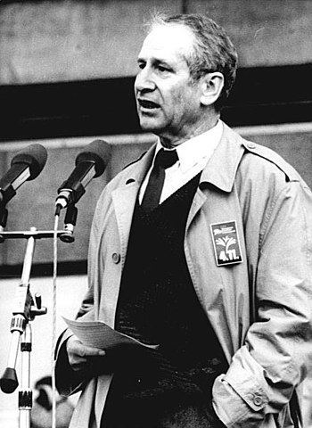 Após a II Guerra Mundial, Markus voltou a Berlim. Em 1953, passou a chefiar a divisão de espionagem. Determinava que agentes usassem o sexo para obter informações.  Ele se aposentou em 1986 e, apesar de acusações de traição, sempre foi absolvido nos tribunais.