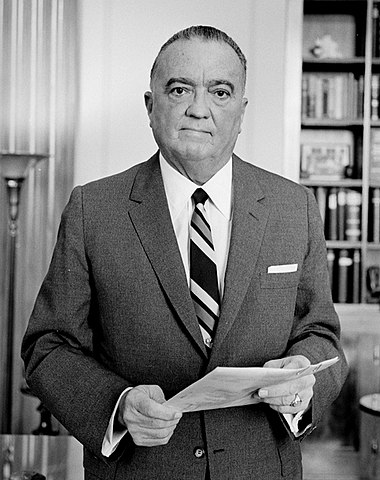 Edgar Hoover (foto) depreciou o alerta porque Popov perdia credibilidade com sua vida boêmia. O espião bonito e sedutor era adepto das noitadas, com várias mulheres. 
