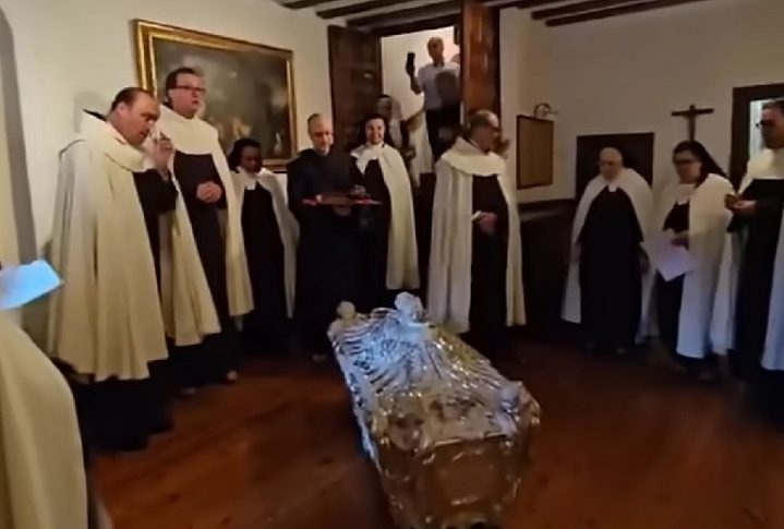 Novas fotografias e radiografias foram feitas durante o procedimento, e o material foi enviado para análise em um laboratório na Itália. 