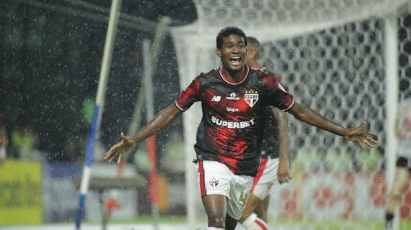 Atacante ainda possui salário de jogador de base no Tricolor, mas já recebeu proposta para ampliar o seu vínculo