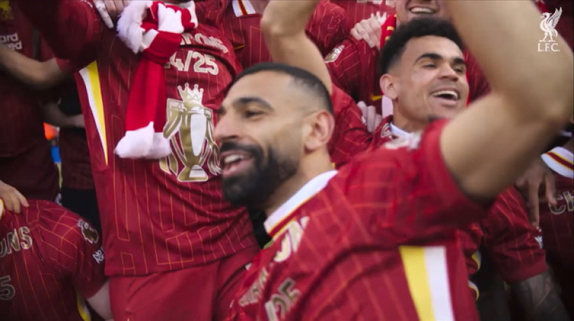 Jogadores do Liverpool FC cantam 'campeones' em frente à icônica The Kop