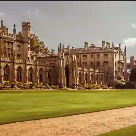 Em 1964, Blunt confessou que atuava como espião da então União Soviética desde a década de 1930. Recrutado quando era um jovem professor na Universidade de Cambridge (foto), ele ocupou posto no alto escalão do serviço secreto britânico durante a Segunda Guerra Mundial e passou informações para a KGB, a agência de inteligência soviética. 
