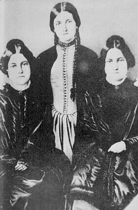 A crença sobre o tabuleiro Ouija começou quando, em 1848, as irmãs Fox, americanas, supostamente contactaram um vendedor que havia morrido. Na foto, da esquerda para direita, Margaret, Kate e Leah.
