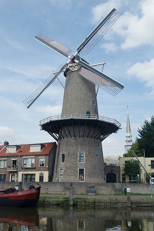 Em Gouda, conhecida pelo queijo, dois moinhos se sobressaem. Um deles é o “De Roode Leeuw aan de Vest”, o maior da cidade. Sua obra começou em 1727, às margens do canal Turfsingel, e seguiu funcionando até 1920 moendo milho.