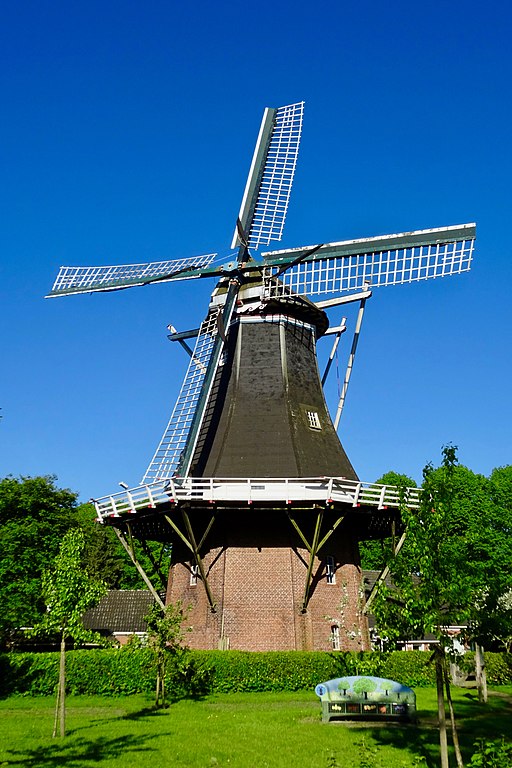 O moinho De Korenbloem, situado na região da grande Breda, é um dos poucos inseridos em um ambiente urbano. Inaugurado em 1909, é produtor de farinha, mas ficou dezenas de anos inativo até que no fim da década de 1970 passou por uma reforma e atualmente funciona graças ao trabalho voluntário. 