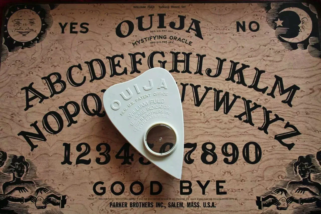O Ouija é tão arrepiante no misticismo popular que já rendeu vários filmes que abordam o seu suposto poder sobrenatural. Dois deles são bastante conhecidos. 