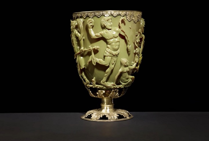 O cálice é decorado com uma cena mitológica, retratando o rei Licurgo da Trácia coberto por videiras.