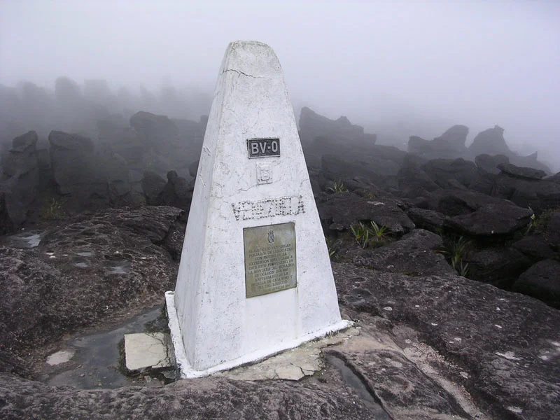 Um importante e famoso marco de fronteiras fica no encontro de Brasil, Venezuela e Guiana. O monumento da Tríplice Fronteira está no alto do Monte Roraima, no norte do país. 