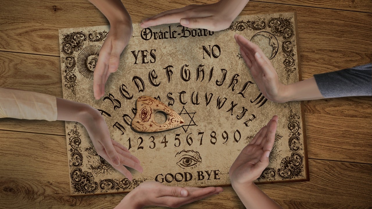 Desde o século 19, o tabuleiro Ouija se popularizou como uma suposta forma de comunicação com espíritos. Muita gente acredita que ele representa um elo com o Além. 