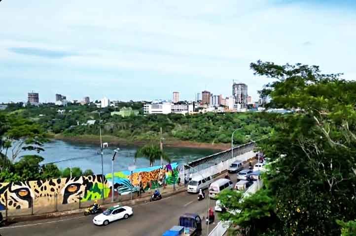 Por dia, 100 mil pessoas e 40 mil veículos circulam pela Ponte da Amizade para se deslocar entre os países vizinhos da América do Sul. 
