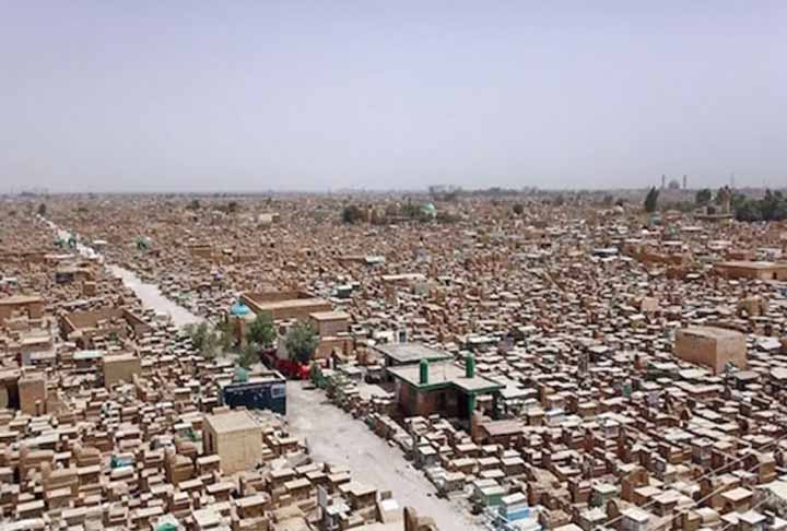 Ele fica localizado nas areias do deserto, em um lugar conhecido como o Vale da Paz. Lá, mais de 6 milhões de pessoas repousam, homenageadas por flores, fotografias e bandeiras religiosas.