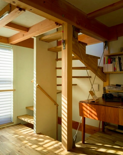 A casa foi finalizada em 2024, feita em estrutura de madeira, com algumas vigas e colunas deixadas à mostra.