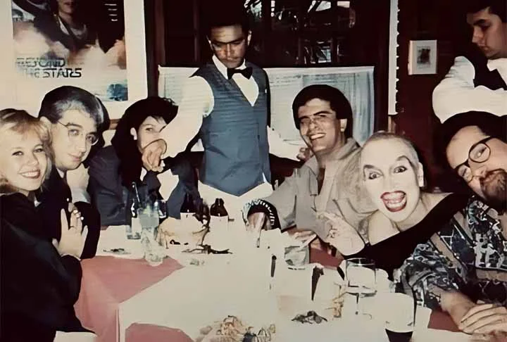 O programa tinha atrações infantis, piadas com o humorista Ari Toledo, calouros querendo mostrar seus talentos, show de drag-queens, assim como artistas consagrados que respondiam às perguntas dos carismáticos jurados.