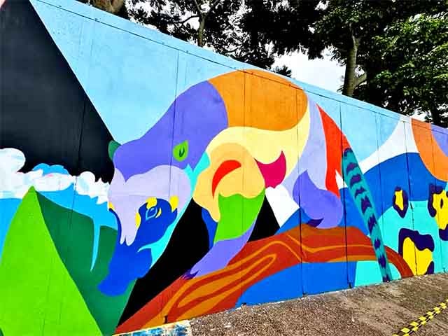 Entre eles estão as Cataratas do Iguaçu e a usina hidrelétrica Itaipu binacional. bandeiras dos países que compõem a tríplice fronteira da área (Brasil, Paraguai e Argentina) também fazem parte das ilustrações.
