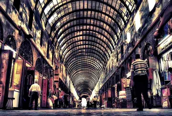 A economia de Damasco baseia-se em produtos alimentícios, vestuário e material impresso. A cidade possui uma tradição artesanal importante, produzindo têxteis, sedas, artigos de couro, filigrana de ouro, objetos em prata e artigos em cobre e latão.