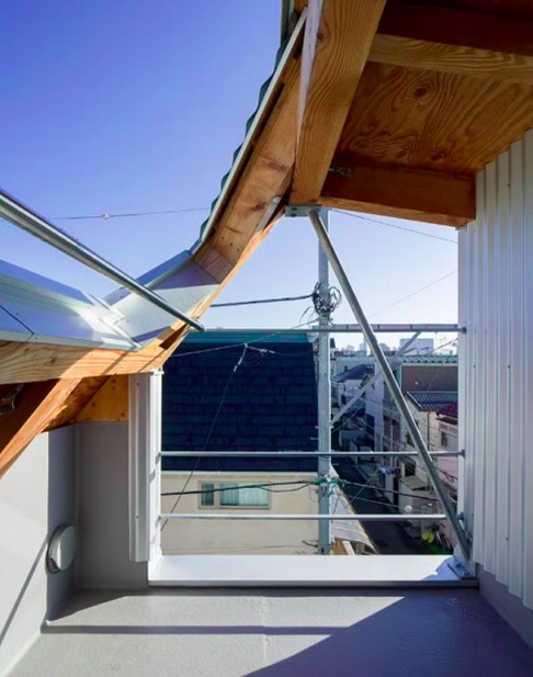 Para melhorar a ventilação, os arquitetos instalaram uma abertura no telhado, permitindo que o ar circule naturalmente pela casa, mantendo-a fresca em qualquer estação.