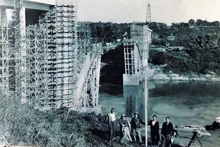 A Ponte da Amizade simboliza as relações econômicas, sociais e históricas entre Brasil e Paraguai. 
