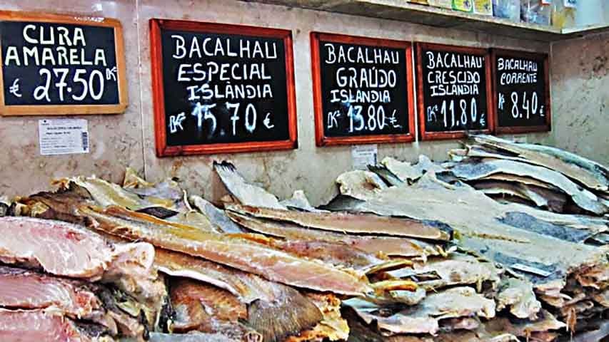 Historicamente, o bacalhau ganhou popularidade devido à sua facilidade de conservação quando salgado e seco, um método usado desde a época dos vikings e consolidado pela indústria pesqueira ao longo dos séculos.