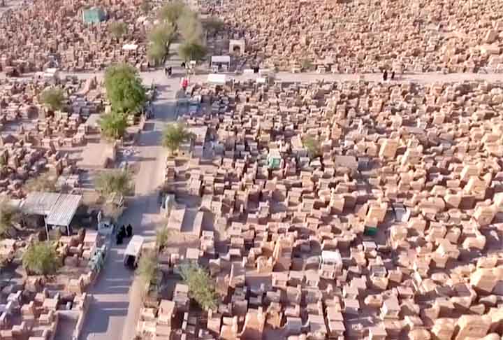 Najah Marza Hamza, gerente de uma empresa funerária, explica que cavar uma sepultura no Wadi-us-Salaam custa 150 mil dinares (cerca de R$ 238 mil), e as lápides têm preços entre 250 mil e 300 mil dinares (equivalente a R$ 397 mil a R$ 476 mil).