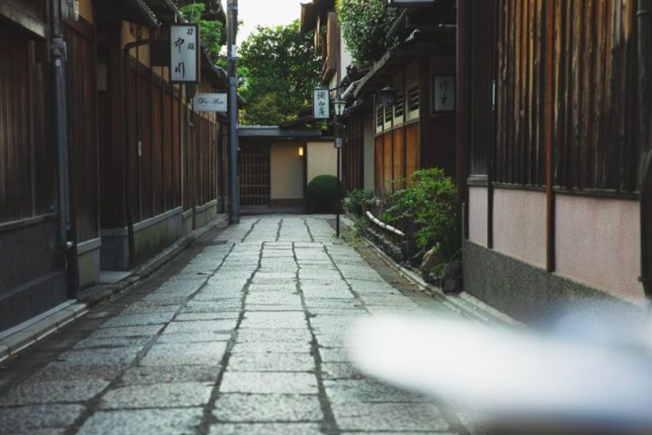 A madeira é um material muito usado, tanto por tradição quanto por sua resistência aos tremores de terra.