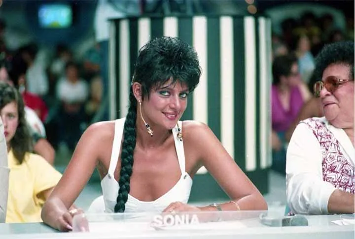 Sônia Lima se dedicou à carreira de modelo, sendo Miss Osasco, em 1978, e manequim no Japão. Apresentou um programa musical na TV Tupi intitulado Olimpop antes de chegar ao SBT e ser jurada.