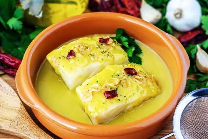 O bacalhau é um alimento versátil e base de uma infinidade de pratos. Na Espanha, o bacalao al pil-pil é uma iguaria famosa. 