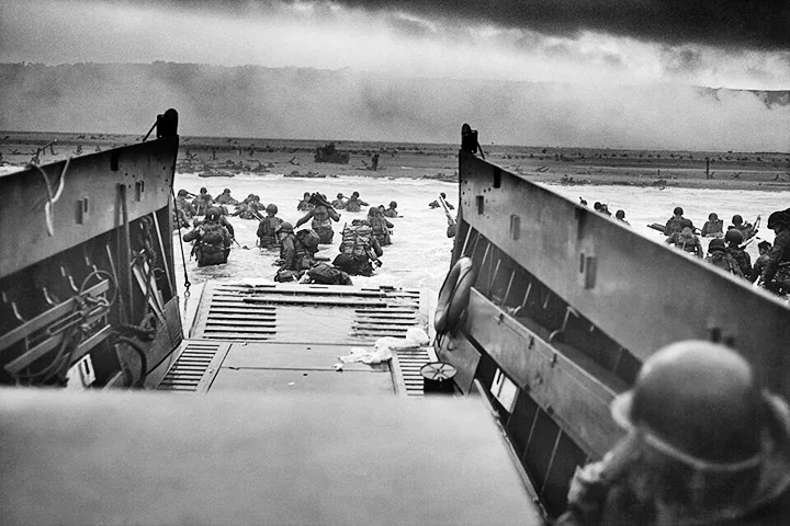 Muitos apontam para a Segunda Guerra Mundial, que começou em 1939 com a invasão da Polônia e terminou apenas em 1945, após o uso das bombas atômicas. Foi o conflito mais letal da história, com mais de 70 milhões de vítimas.