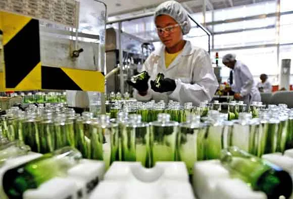 A fabricação de perfumes tornou-se uma arte em si, com o surgimento de destilarias e métodos de extração cada vez mais complexos. No século XIX, com o avanço da química, a perfumaria deu um grande salto.