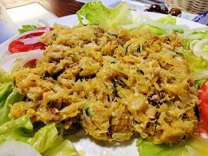 Em Portugal, é frequentemente dito que existem mais de 1001 receitas com bacalhau, incluindo clássicos como o bacalhau à brás (foto), bacalhau à Gomes de Sá e o bacalhau com natas.