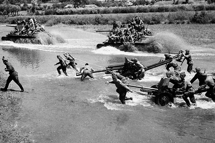 Em seus escritos, Nostradamus parece aludir a um “grande conflito mundial” com milhões de mortos e um “líder de ferro” assolando a Europa.