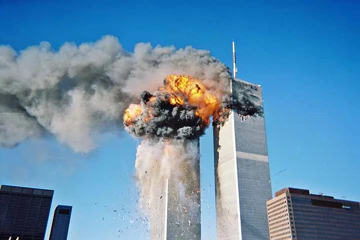 Quando as torres do World Trade Center vieram abaixo em 11 de setembro de 2001, muitos recorreram aos textos de Nostradamus. Quadras que falavam de “fogo do céu” e “duas grandes rochas destruídas” foram rapidamente atribuídas à tragédia em Nova York.