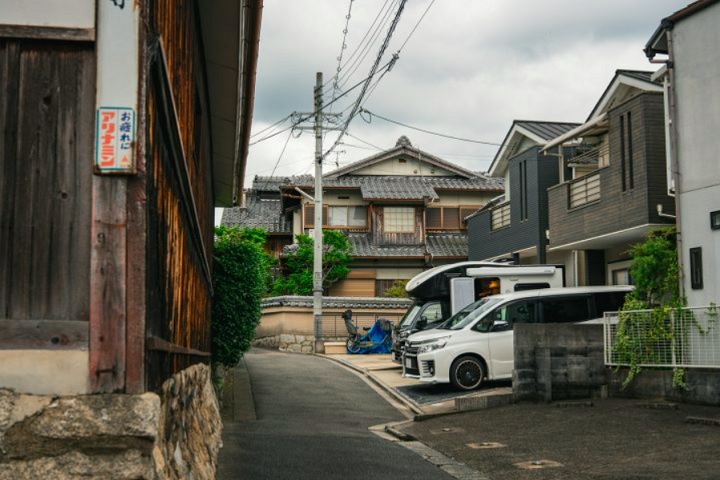 Isso ocorre pois o valor está mais no terreno do que na construção em si. Por isso, a maioria das casas se desvaloriza com o tempo. 