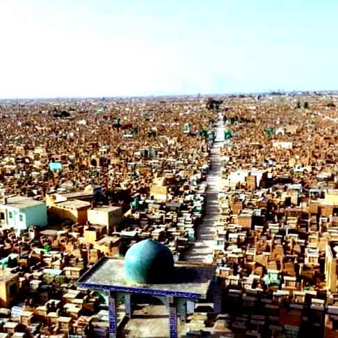 Muitas das pessoas enterradas em Wadi-us-Salam foram vítimas da violência que afetou o Iraque, especialmente nas últimas décadas marcadas por ditadura, guerras e conflitos sectários.