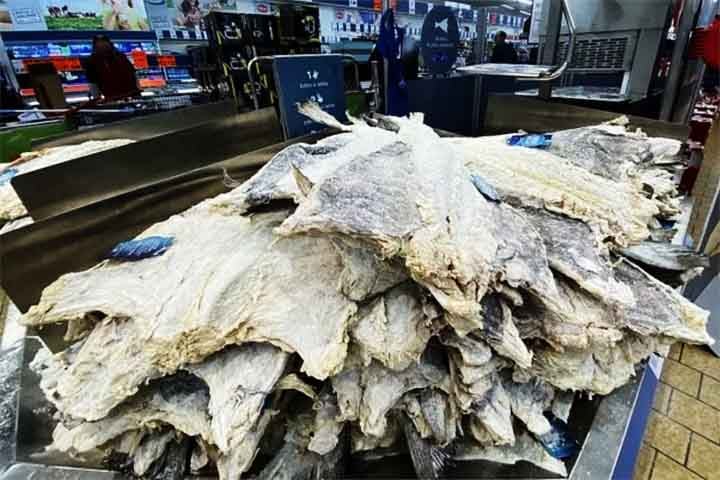 Hoje, é comum encontrar bacalhau de origem certificada, assegurando práticas pesqueiras responsáveis.