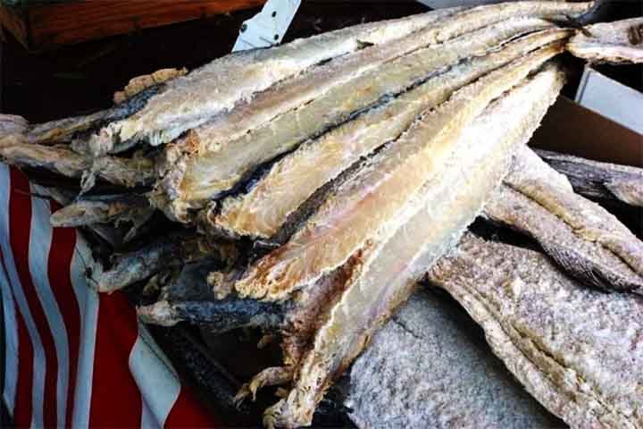 Além de seu papel na culinária, o bacalhau é uma fonte rica em nutrientes. É uma proteína magra, rica em ácidos graxos ômega-3, vitaminas A e D, além de minerais como fósforo e selênio. 