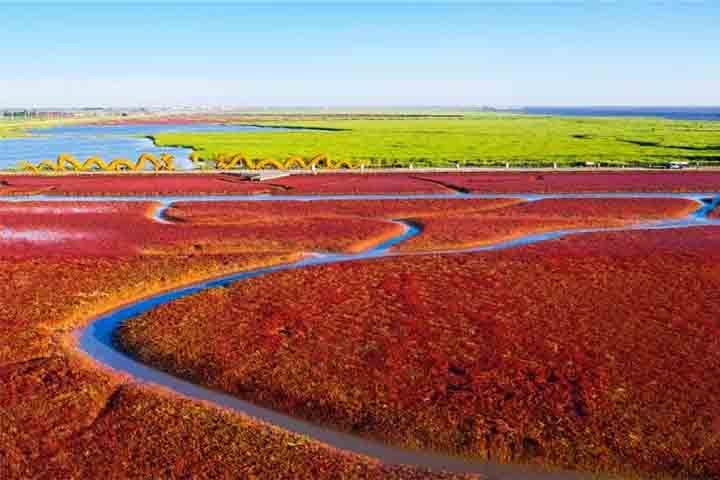 No entanto, apesar da denominação Praia Vermelha, o local não é dotado de areia. O que os visitantes dispõem é de espaço para passeios em meio à bela paisagem. 
