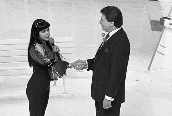 A convite de Silvio, aos 15 anos, Mara estreou em rede nacional com programas voltados ao público adolescente e adulto, e integrou o júri do Show de Calouros por pelo menos três anos. Ainda na décadas de 1980/90, a artista se consagrou como apresentadora infantil.