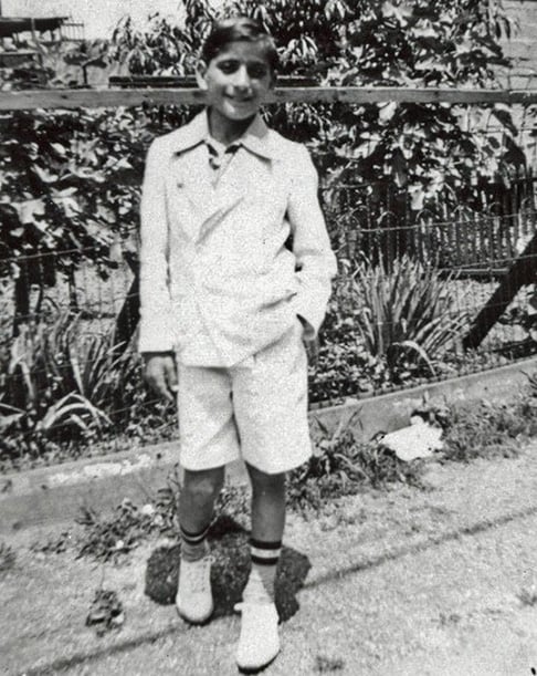 Desde muito jovem, Bennett demonstrava seu talento com a música e começou a ganhar dinheiro no segmento de forma precoce. 