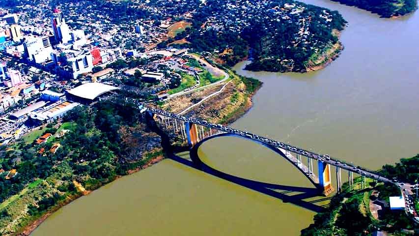 Habitantes dos dois lados da fronteira passam pela ponte atrás de trabalho e serviços. A área acabou se tornando um intenso polo multicultural - estima-se que mais de 80 nacionalidades circulam pela região. 
