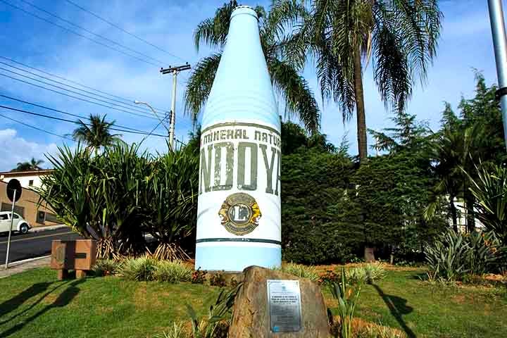 O símbolo máximo da cidade é o Monumento da Garrafa, uma escultura de mais de 5 metros que homenageia o maior tesouro local: a água mineral. Inaugurada em 1978, essa grande garrafa fica na Avenida 31 de Março e é parada obrigatória para quem visita a cidade.